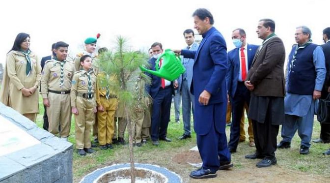 وزیراعظم عمران خان نے آج پودا لگا کر موسمِ بہار شجرکاری مہم 2022 کا آغاز کیا۔