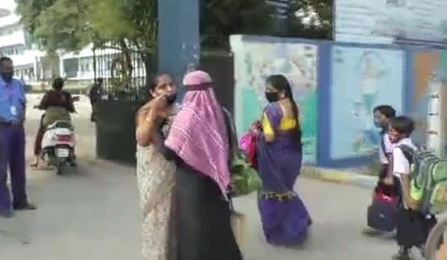 کرناٹک میں مسلمان طالبات کا اسکول کے گیٹ پرحجاب اتروا دیا گیا