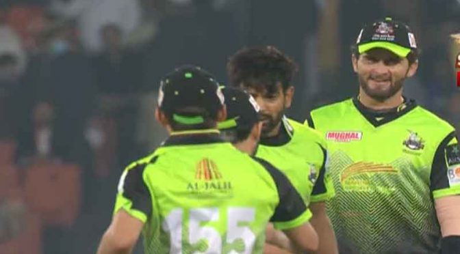 کیچ کیوں چھوڑا، حارث نے کامران غلام کو تھپڑ جڑ دیا
