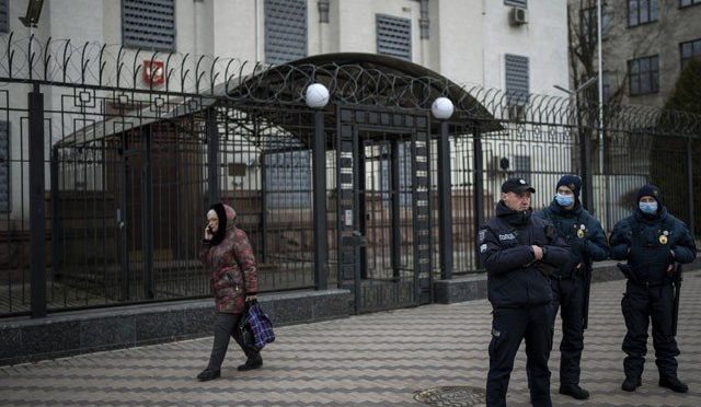 جنگ کا خطرہ، یوکرین سے روسی سفارت کاروں کا انخلا