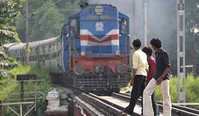 سیلفی لینے کا جنون؛ ٹرین کی ٹکر سے 2 نوجوان ہلاک اور1 زخمی