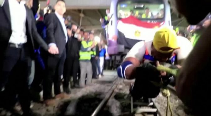 مصری شہری نے 180 ٹن وزنی ٹرین کھینچ ڈالی
