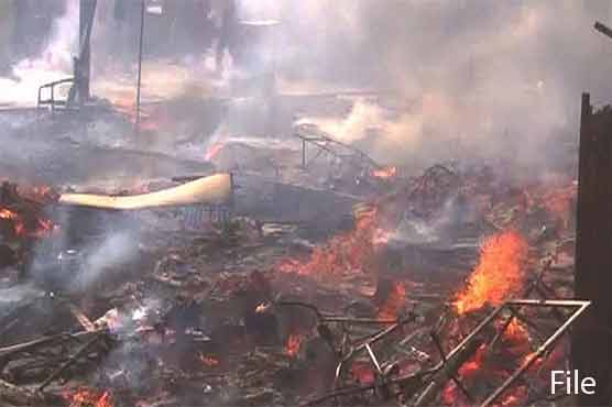 کراچی: جھگیوں میں آگ بھڑک اٹھی، ایک ہی خاندان کے 4 بچے جھلس کر جاں بحق
