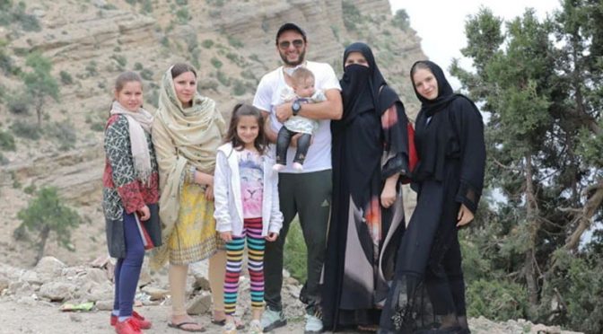 ویمنز ڈے پر شاہد آفریدی نے فیملی فوٹو شیئر کردی