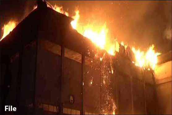 کراچی: سول لائن میں عمارت کے اندر آگ لگ گئی، فائر بریگیڈ نے قابو پا لیا