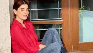 اداکارہ آمنہ ملک نے ثنا جاوید کے بعد دیگر اداکاراؤں کی اصلیت بے نقاب کر دی