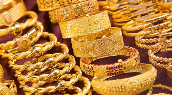 سونے کی قیمت میں تیزی سے کمی آنے لگی