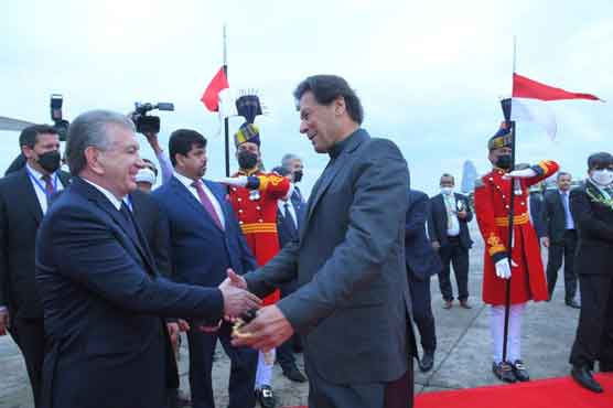 ازبکستان کے صدر پاکستان پہنچ گئے، وزیراعظم عمران خان نے خود استقبال کیا
