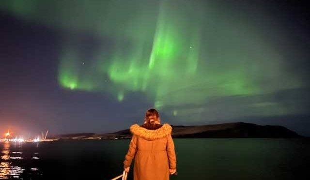 اسکاٹ لینڈ میں رات کے وقت آسمان پر سبز روشنی کا رقص