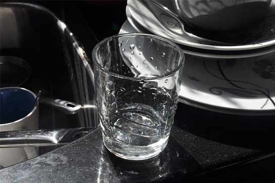 خاتون نے برتن گندے چھوڑنے پر شوہر سے طلاق لے لی