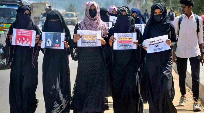 حجاب تنازعہ: بھارت میں مسلمان طالبات کو امتحان دینے سے روک دیا گیا