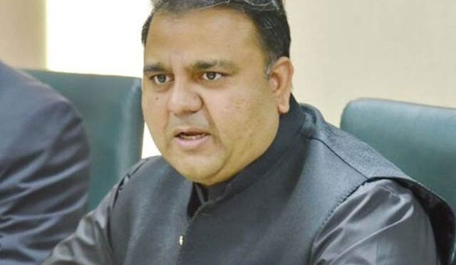 شہباز شریف اور حمزہ شہباز پر درج مقدمات کی تحقیقات کرنے والی ٹیم کو تبدیل کردیا گیا، فواد چوہدری