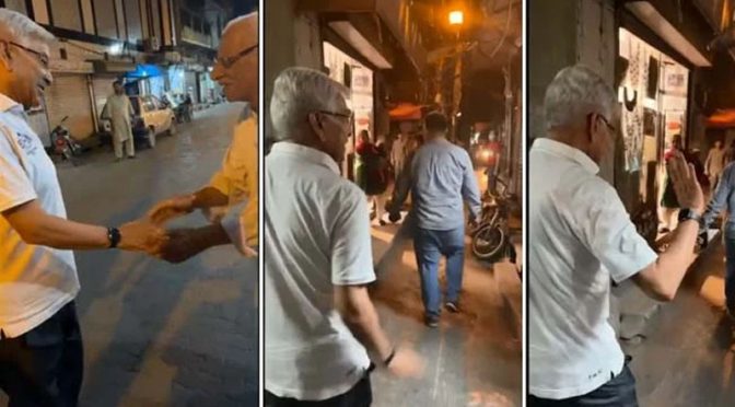 خواجہ آصف بغیر پروٹوکول سیالکوٹ کی گلیوں میں پھرتے رہے