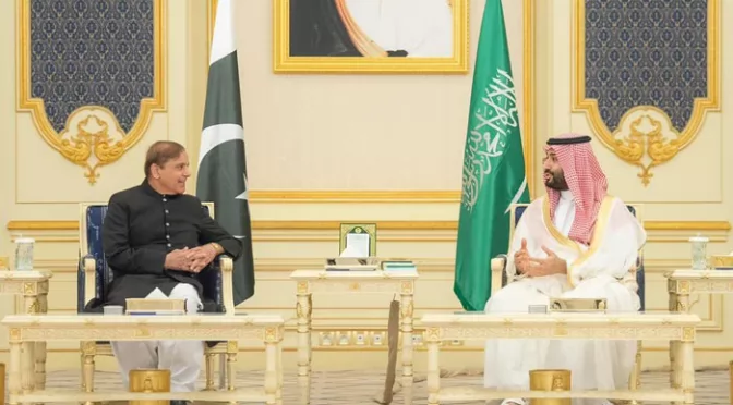 وزیراعظم کی شہزادہ محمدبن سلمان سے ملاقات، شہبازشریف کے اعزاز میں گارڈ آف آنر
