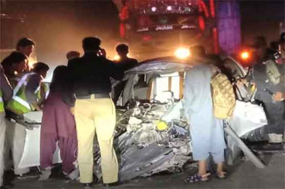 سیہون شریف کے قریب تیز رفتار بس نے کار کو ٹکر مار دی، ماں بیٹا جاں بحق، 2 افراد زخمی