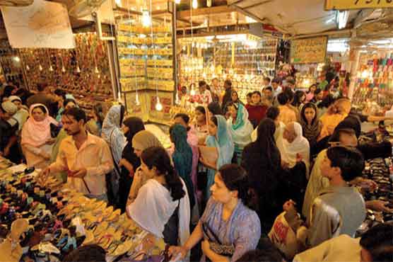 رمضان کے بعد عید کی خوشیاں قریب ،خواتین شاپنگ کے لیے نکل پڑیں