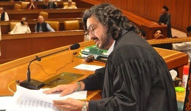 پنجاب اسمبلی کا اجلاس بد نظمی کا شکار، حکومتی اراکین کا ڈپٹی اسپیکر پر حملہ، تھپڑ مارے گئے