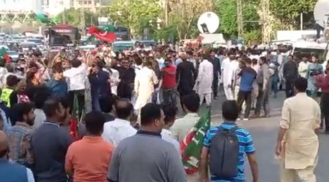 لاہور: مقامی ہوٹل میں اپوزیشن ارکان کی موجودگی، پی ٹی آئی کارکن احتجاج کرنے پہنچ گئے