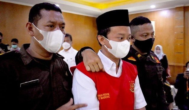 انڈونیشیا؛ طالبات سے زیادتی پر اسلامی اسکول کے استاد کی عمر قید سزائے موت میں تبدیل