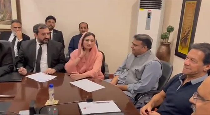 سوشل میڈیا کریک ڈاؤن؛ عمران خان کی کارکنان کو قانونی معاونت دینے کی ہدایت