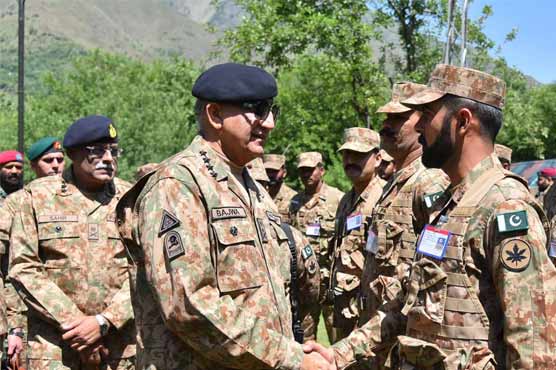 آرمی چیف کا دورہ ایل او سی، جوانوں سے ملاقات، بلند عزم کی تعریف