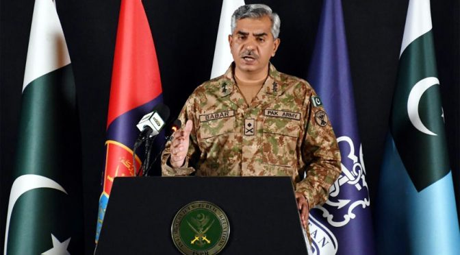 فوج کو سیاست میں نہ گھسیٹیں، افواہوں کی بنیاد پر بے بنیاد کردار کشی قابل قبول نہیں، ڈی جی آئی ایس پی آر