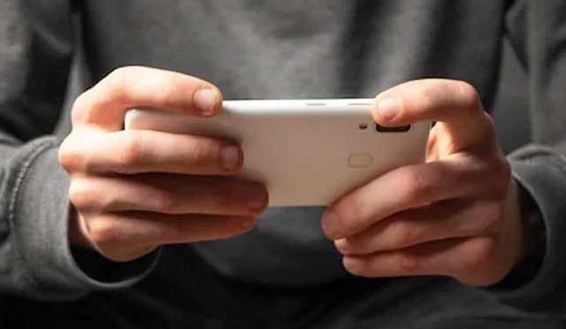 موبائل پر گیم کھیلنے کی اجازت نہ دینے پر 12 سالہ لڑکا دوستوں کے ہاتھوں قتل