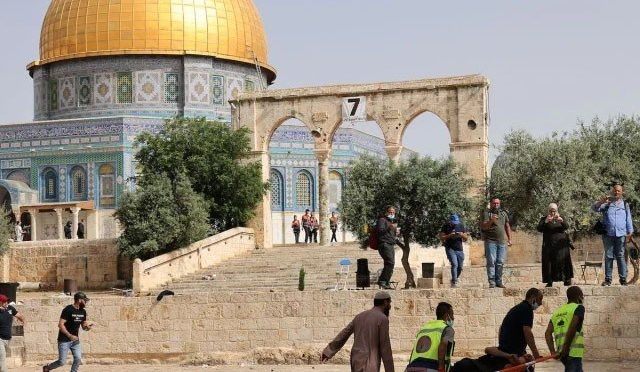 جمعتہ الوداع پر مسجد اقصیٰ میں اسرائیلی پولیس کے نمازیوں پر حملے؛ 40 زخمی