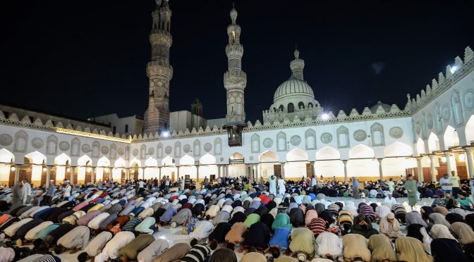 شب قدر کی تلاش، عبادات کا خصوصی اہتمام، مسلمان رب کائنات کے حضور سربسجود