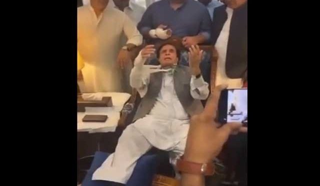 پرویز الہیٰ کی زخمی حالت میں مخالفین کو ہاتھ اٹھا کر بدعائیں
