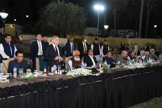 مہنگائی کی دلدل میں دھنسے شہریوں پر مزید بوجھ نہیں ڈال سکتے: وزیراعظم