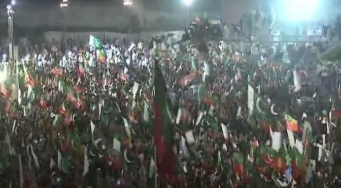 پی ٹی آئی کا جلسہ: لائٹنگ اسٹینڈ گرگیا، متعدد افراد کے زخمی ہونے کا خدشہ