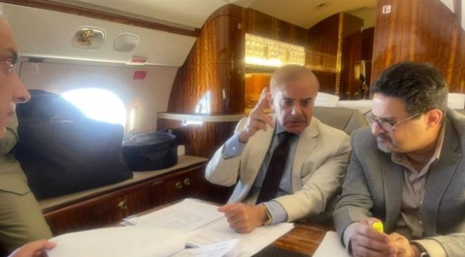 مریم نے اپنے چچا و وزیراعظم کی دورانِ پروازکام کرنے کی تصویر شیئرکردی