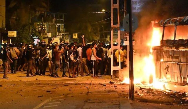 سری لنکا میں ڈیزل ختم ، مشتعل مظاہرین نے صدارتی محل پردھاوا بول دیا