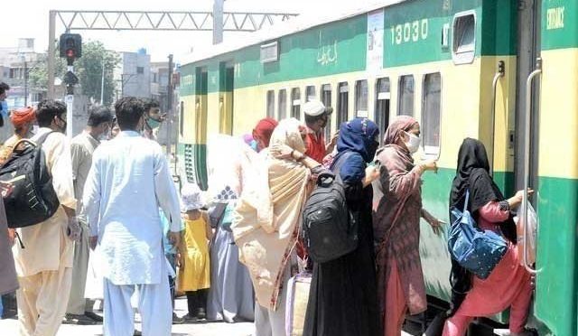 عید پر کراچی سے لاہور اور پشاور کیلئے 2 اسپیشل ٹرین چلانے کا فیصلہ