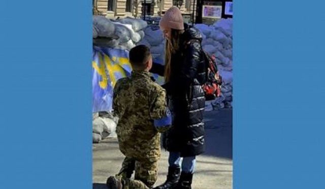 یوکرینی فوجی نے چیک پوسٹ پر محبوبہ کو منگنی کی انگوٹھی پہنادی، ویڈیو وائرل