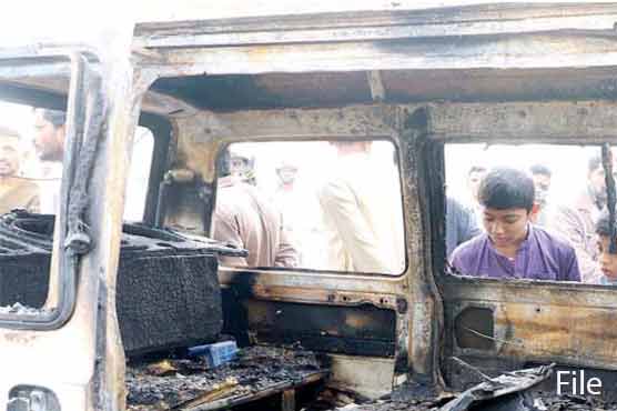 کراچی میں چلتی ہائی روف گاڑی میں آگ بھڑک اٹھی، ایک مسافر معمولی زخمی
