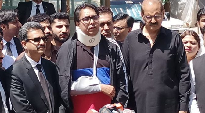 7 لوگ قتل کرنا چاہتے ہیں، لیکن بیساکھی کے ساتھ بھی عمران خان کے ساتھ کھڑا ہوں، شہباز گل