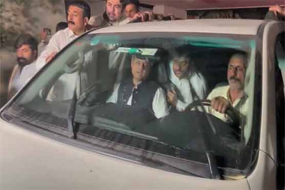 پولیس کی پی ٹی آئی رہنما حماد اظہر کو گرفتار کرنے کی کوشش، کارکنوں کی مزاحمت