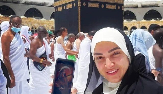 بیت اللہ میں ڈرامے کی پروموشن؛ مصری اداکارہ تنقید کی زد میں آگئیں