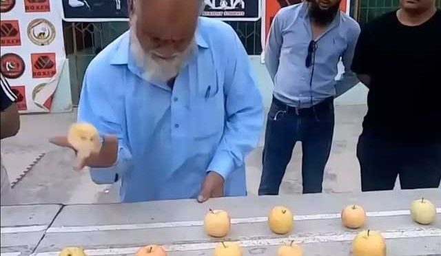 70 سالہ پاکستانی نے ہاتھوں سے سیب توڑنے کا عالمی ریکارڈ اپنے نام کرلیا