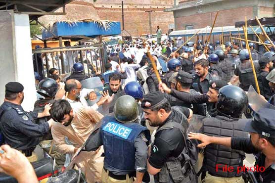 خیبرپختونخوا اسمبلی کے باہر ورکر ویلفئیر ملازمین کا احتجاج، پولیس کا لاٹھی چارج، 12گرفتار