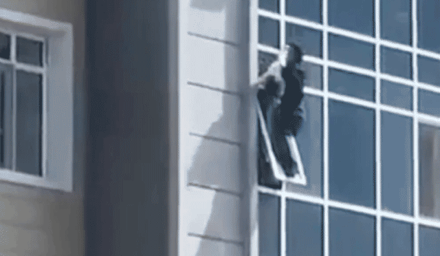 شہری نے جان کی پرواہ کیے بغیر 8ویں منزل پر لٹکی بچی کو بچالیا