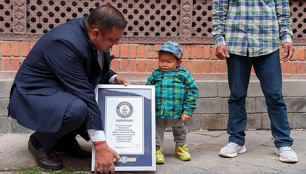 2 فٹ 5 انچ کے ساتھ دنیا کے سب سے چھوٹے قد کا عالمی ریکارڈ نیپالی نوجوان کے نام