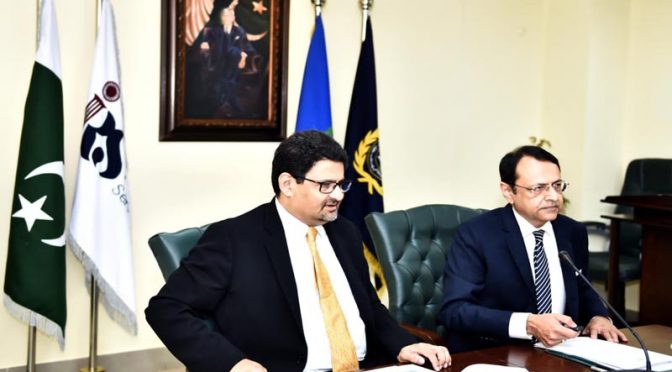 مفتاح اسماعیل کا ایف بی آر ہیڈ کوارٹرز کا دورہ: ہدف حاصل کرنے پر تعریف