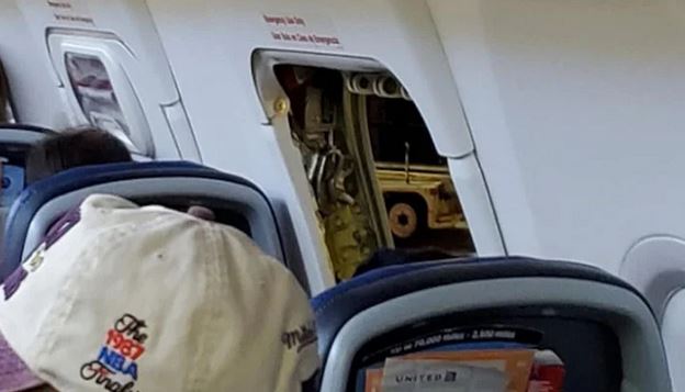 مسافر چلتے ہوائی جہاز میں ہنگامی دروازہ کھول کر طیارے کے پَر کے اوپر چلنے لگا