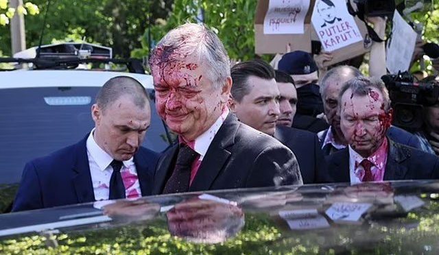 پولینڈ میں مظاہرین نے روسی سفیر کے منہ پر رنگ پھینک دیا، ویڈیو وائرل