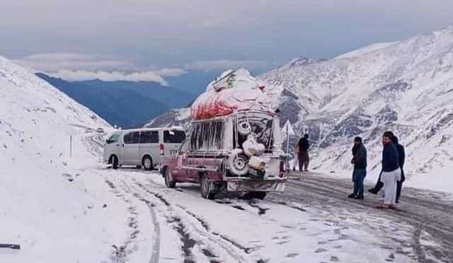 بابوسر ٹاپ پر شدید برفباری،راستے بند،سیاح پھنس گئے