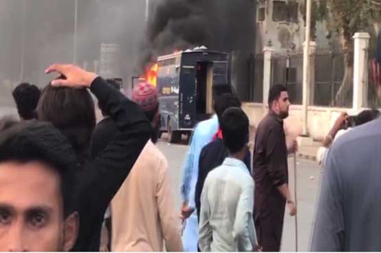 کراچی: نمائش چورنگی پر پی ٹی آئی کارکنوں کا احتجاج، صورتحال کشیدہ