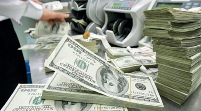 پاکستان نے رواں مالی سال کے گیارہ ماہ میں 13 ارب 53 کروڑ ڈالر سے زائد کا قرضہ لیا
